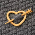 Drevená brošňa Srdce so šípom 3923