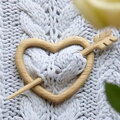 Drevená brošňa Srdce so šípom 3923
