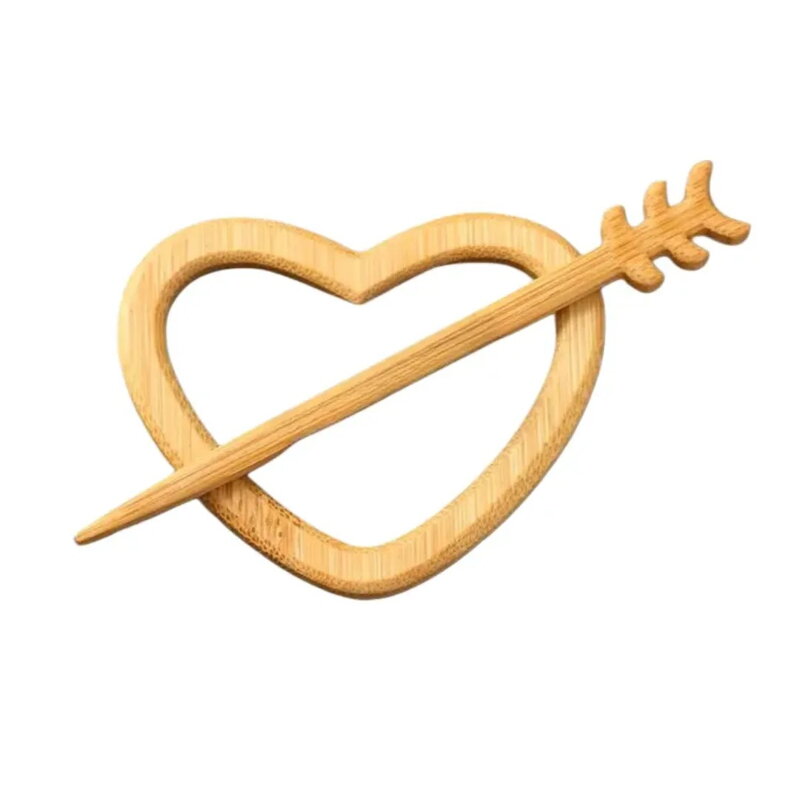 Drevená brošňa Srdce so šípom 3923